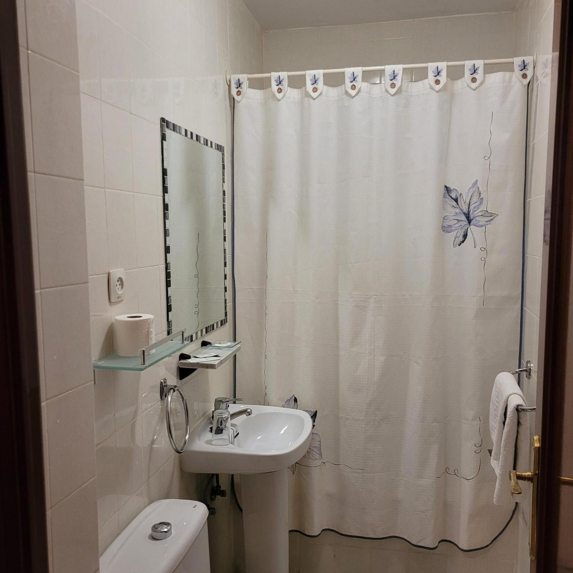 Hostal Pan America Madrid Bagian luar foto