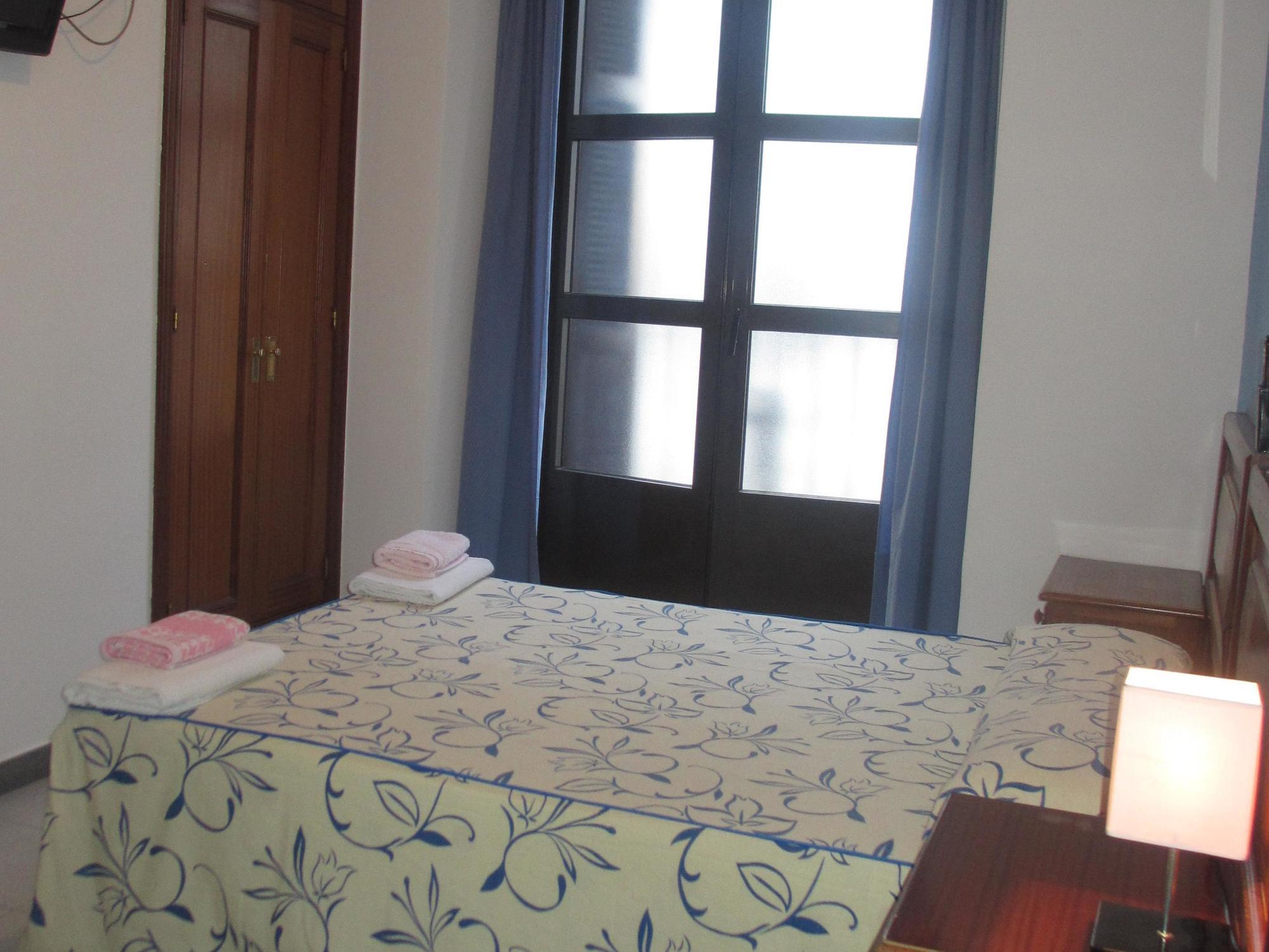 Hostal Pan America Madrid Bagian luar foto